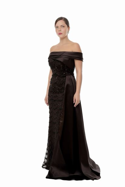 فستان سهرة بني اللون مزين بالترتر وياقة من الساتان، بمقاسات كبيرة